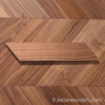 Plancher de bois franc en arête de poisson à chevrons en noyer américain